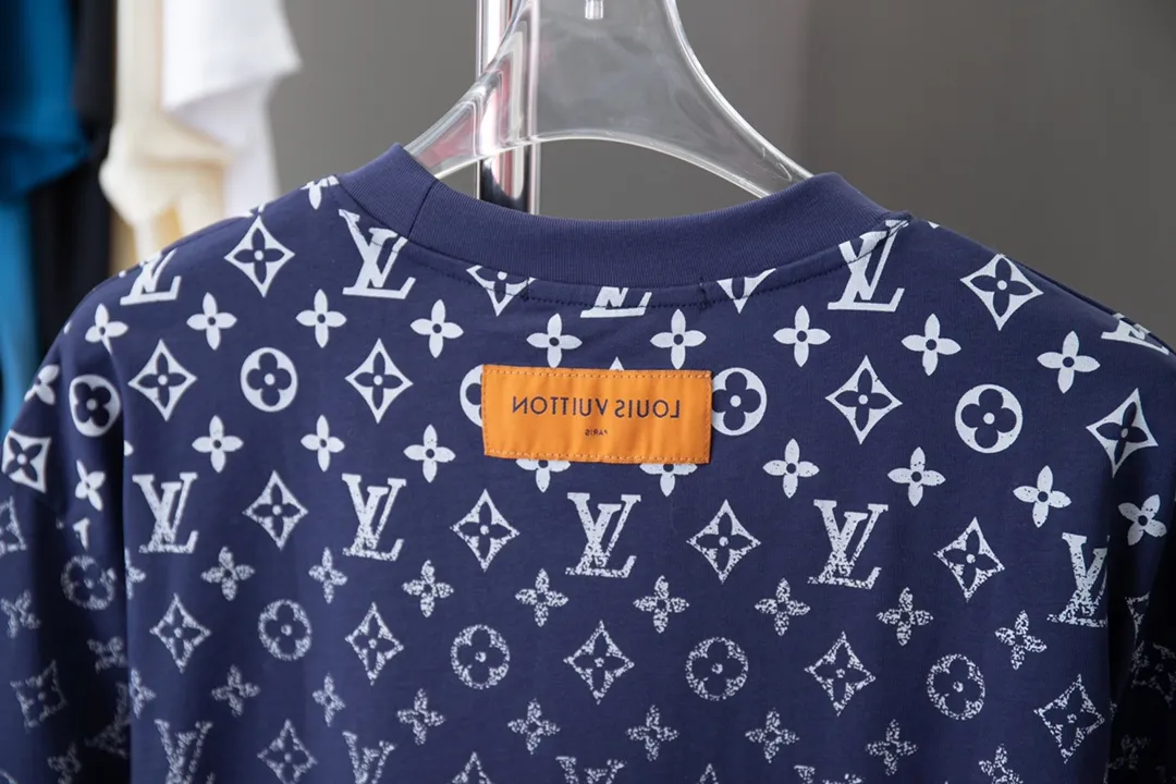 🅿️180 High-quality Lv 2025 early spring new model, MONOGRAM presbyopic gradient short-sleeved T-shirt, using digital printing technology to render pixel light and shadow for the Monogram gradient pattern, and its silk-screen texture and knitting effect complement each other. Synchronized with the official website, pure cotton fabrics at the counter! Comfortable against the skin, durable and easy to wear, meticulous original craftsmanship, custom-made 260g vat-dyed fabric, very comfortable to the touch, latest brick cabinet synchronization, OS off-shoulder version, fashionable and individual, super versatile and good-looking, very suitable for both men and women, must-have style, hang tag, collar label, washed wheat, complete with three labels S M L XL
